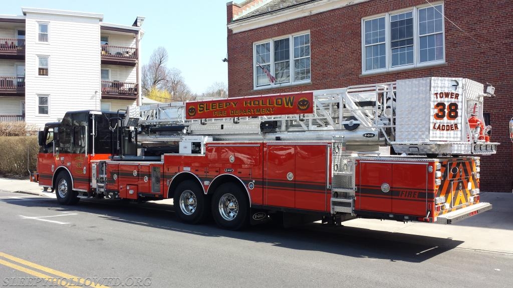 Tower Ladder 38 -
2017 E One 95' Midmount 